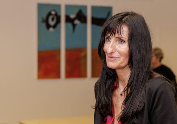 Impressionen der Ausstellungseröffnung der Lebenshilfe Wien im Simmeringer Amtshaus mit Kunstschaffenden, Bezirksvorstehung und ganz viel Freude und Begeisterung