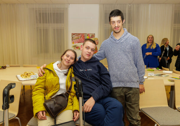 Impressionen der Ausstellungseröffnung der Lebenshilfe Wien im Simmeringer Amtshaus mit Kunstschaffenden, Bezirksvorstehung und ganz viel Freude und Begeisterung