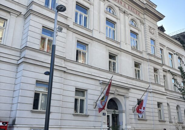 Impressionen der Ausstellungseröffnung der Lebenshilfe Wien im Simmeringer Amtshaus mit Kunstschaffenden, Bezirksvorstehung und ganz viel Freude und Begeisterung