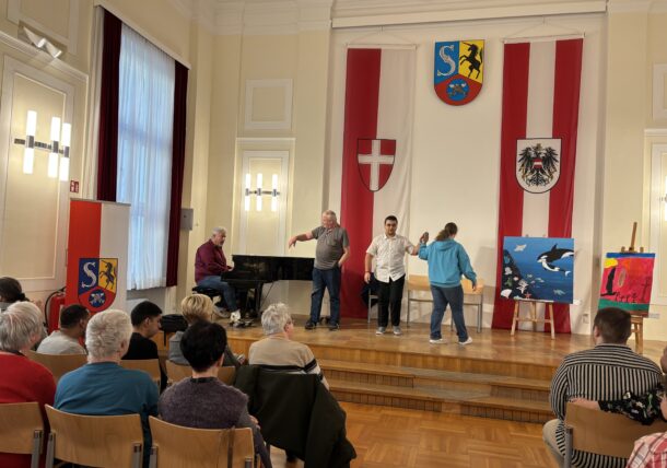 Impressionen der Ausstellungseröffnung der Lebenshilfe Wien im Simmeringer Amtshaus mit Kunstschaffenden, Bezirksvorstehung und ganz viel Freude und Begeisterung