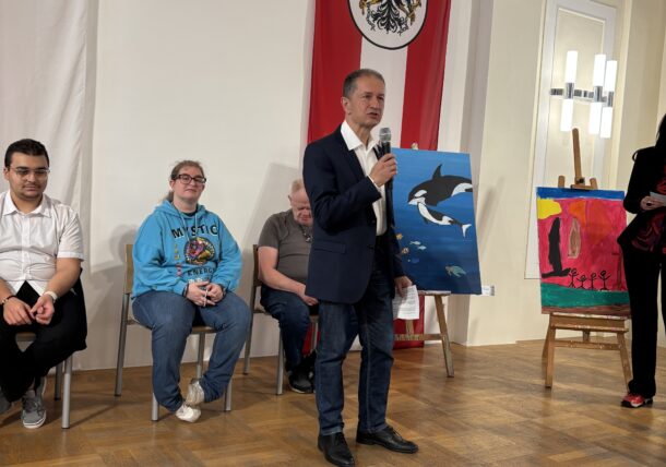 Impressionen der Ausstellungseröffnung der Lebenshilfe Wien im Simmeringer Amtshaus mit Kunstschaffenden, Bezirksvorstehung und ganz viel Freude und Begeisterung