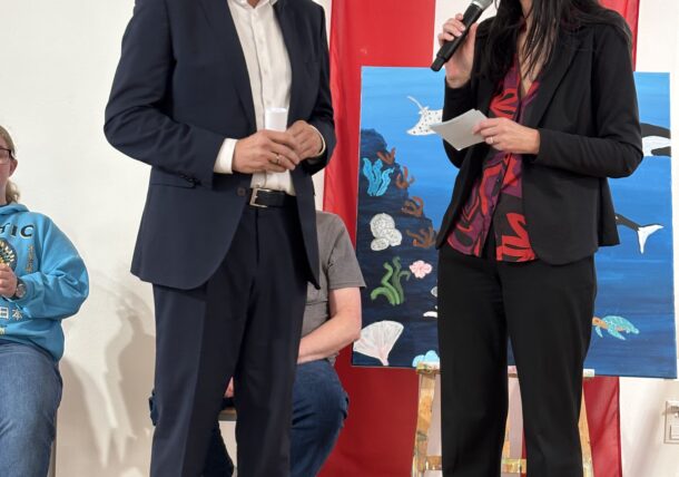 Impressionen der Ausstellungseröffnung der Lebenshilfe Wien im Simmeringer Amtshaus mit Kunstschaffenden, Bezirksvorstehung und ganz viel Freude und Begeisterung