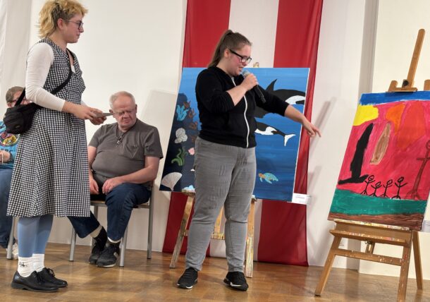 Impressionen der Ausstellungseröffnung der Lebenshilfe Wien im Simmeringer Amtshaus mit Kunstschaffenden, Bezirksvorstehung und ganz viel Freude und Begeisterung