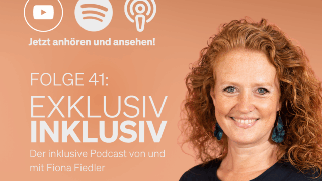 Eine Frau mit roten Locken lächelt in die Kamera vor einem pfirsichfarbenen Hintergrund. Der Text bewirbt eine Podcast-Episode mit dem Titel Exklusiv Inklusiv mit Fiona Fiedler und Icons für YouTube, Spotify und Apple Podcasts.