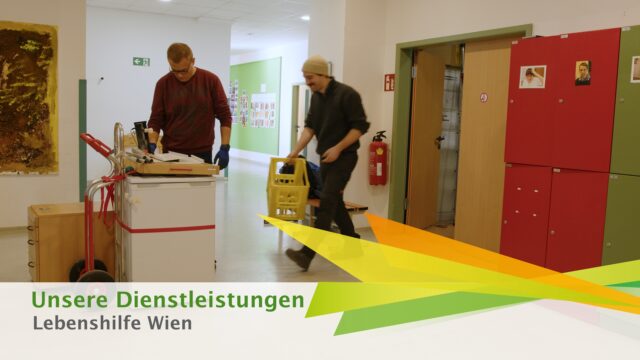 Zwei Männer arbeiten in einem Flur: Einer schiebt einen Reinigungswagen, der andere trägt eine gelbe Kiste. Auf der rechten Seite befinden sich rote Schränke und ein Feuerlöscher. Der Text lautet: Unsere Dienstleistungen bei der Lebenshilfe Wien.