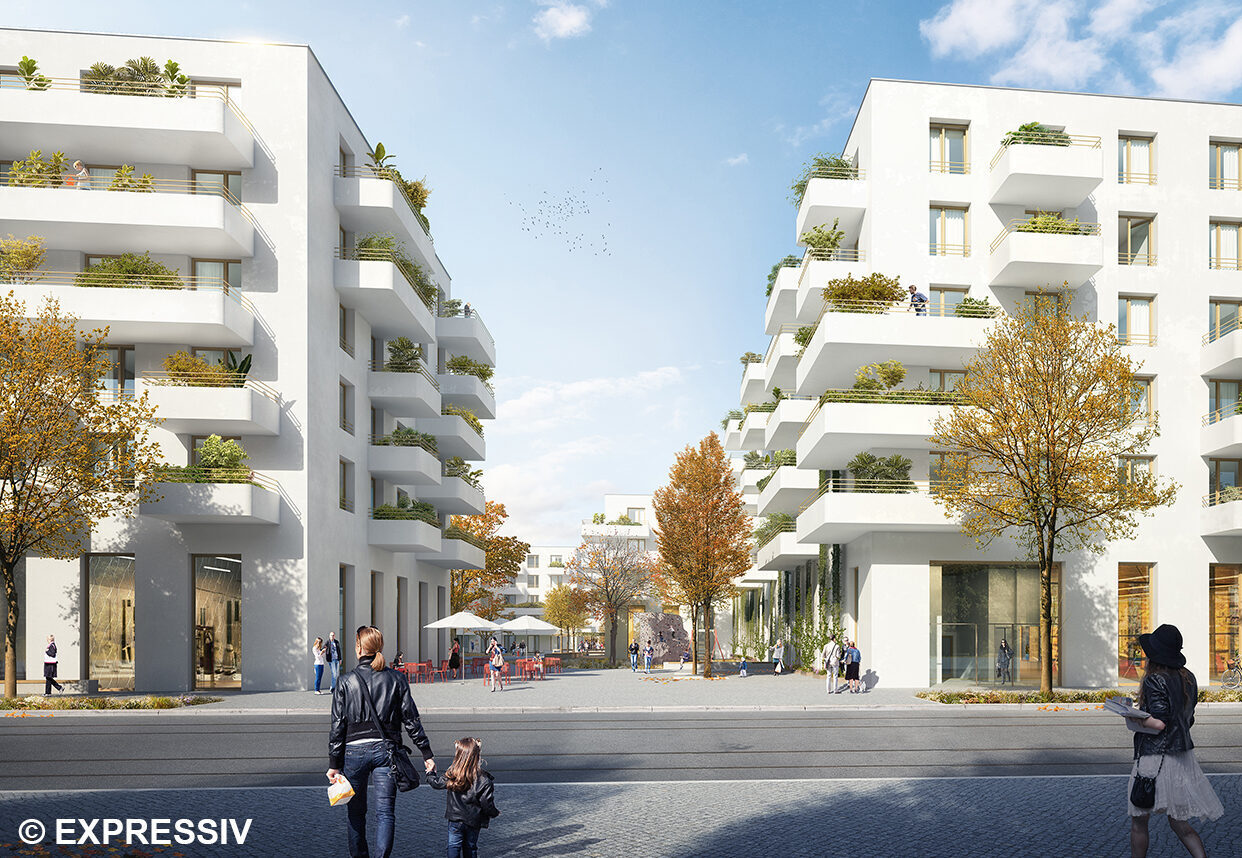 Moderne weiße Wohnhäuser mit großen Balkonen umgeben einen Platz. Menschen gehen spazieren und versammeln sich, einige mit Kindern oder Kinderwagen. Bäume mit Herbstlaub säumen die Straße unter einem teilweise bewölkten Himmel.