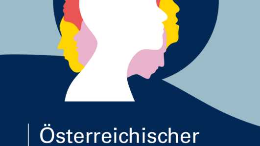 Drei sich überlappende Silhouetten in Weiß, Rot, Rosa und Gelb auf blauem Hintergrund. Darunter steht 