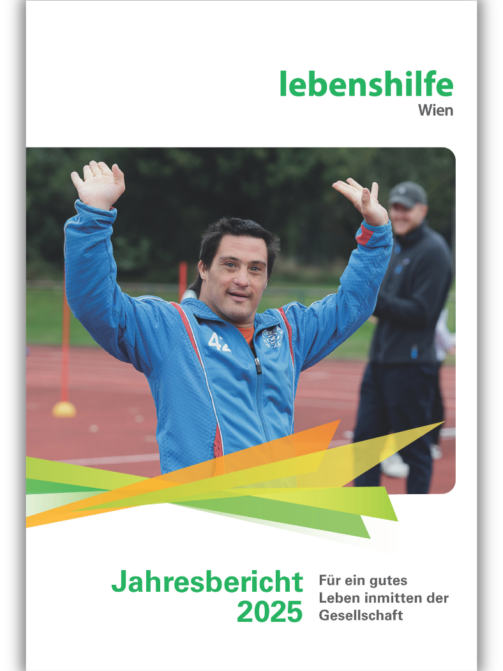 Ein lächelnder Mann in einer blauen Jacke hebt auf einer Freiluftlaufbahn die Hände, im Hintergrund ist eine weitere Person zu sehen. Auf dem Titelblatt steht „Jahresbericht 2025“ und „lebenshilfe Wien“.