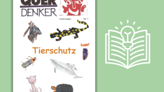 Titelseite des Magazins „Querdenker“ mit Kinderzeichnungen von Tieren wie einem Affen, einem Salamander, einem Delfin, einer Schildkröte und einem Schwein sowie dem Wort „Tierschutz“ in Orange. Grüner Hintergrund mit dem Symbol eines aufgeschlagenen Buches.